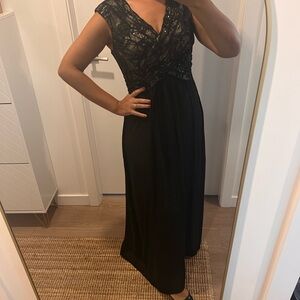 Elegant Black Lace Evening Gown